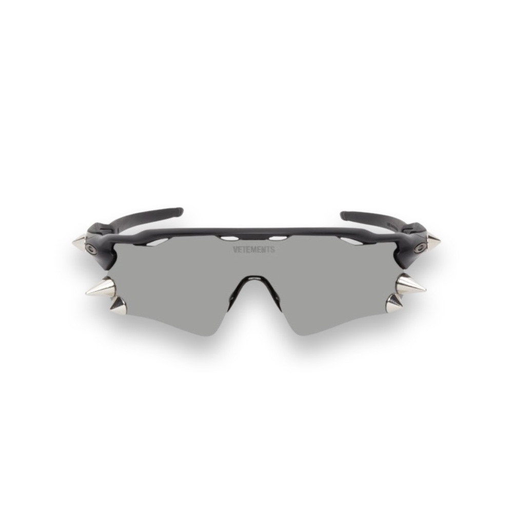 VETEMENTS SS19 SPIKED SHIELD OAKLEY 200 SHADES SUNGLASSES : BLACK